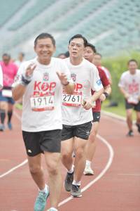 BIB: 1914, 2761
                            <button type="button" onclick="openModal(5941110)" class="btn btn-primary btn-sm float-right btn-popup" data-toggle="modal" data-target=".modal-high-quality">
                        <i class="fas fa-shopping-cart"></i> Add to Cart
                    </button>
                                            <button type="button" onclick="isThisMe(5941110, true)" class="btn btn-success btn-sm float-right btn-popup btn-isme hidden" data-toggle="tooltip" data-placement="bottom" title="นี่คือรูปของคุณใช่ไหม คลิกที่นี่เพื่อเอาเข้าอัลบั้ม">
                        <i class="fas fa-plus"></i> Add to album
                    </button>
                    <button type="button" onclick="isThisMe(5941110, false)" class="btn btn-warning btn-sm float-right btn-popup btn-isnotme hidden">
                        <i class="fas fa-ban"></i> Remove from album
                    </button>