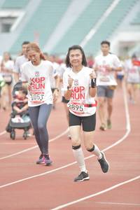 BIB: 2895, 105
                            <button type="button" onclick="openModal(5946635)" class="btn btn-primary btn-sm float-right btn-popup" data-toggle="modal" data-target=".modal-high-quality">
                        <i class="fas fa-shopping-cart"></i> Add to Cart
                    </button>
                                            <button type="button" onclick="isThisMe(5946635, true)" class="btn btn-success btn-sm float-right btn-popup btn-isme hidden" data-toggle="tooltip" data-placement="bottom" title="นี่คือรูปของคุณใช่ไหม คลิกที่นี่เพื่อเอาเข้าอัลบั้ม">
                        <i class="fas fa-plus"></i> Add to album
                    </button>
                    <button type="button" onclick="isThisMe(5946635, false)" class="btn btn-warning btn-sm float-right btn-popup btn-isnotme hidden">
                        <i class="fas fa-ban"></i> Remove from album
                    </button>