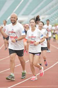 BIB: 4957, 942
                            <button type="button" onclick="openModal(5948290)" class="btn btn-primary btn-sm float-right btn-popup" data-toggle="modal" data-target=".modal-high-quality">
                        <i class="fas fa-shopping-cart"></i> Add to Cart
                    </button>
                                            <button type="button" onclick="isThisMe(5948290, true)" class="btn btn-success btn-sm float-right btn-popup btn-isme hidden" data-toggle="tooltip" data-placement="bottom" title="นี่คือรูปของคุณใช่ไหม คลิกที่นี่เพื่อเอาเข้าอัลบั้ม">
                        <i class="fas fa-plus"></i> Add to album
                    </button>
                    <button type="button" onclick="isThisMe(5948290, false)" class="btn btn-warning btn-sm float-right btn-popup btn-isnotme hidden">
                        <i class="fas fa-ban"></i> Remove from album
                    </button>