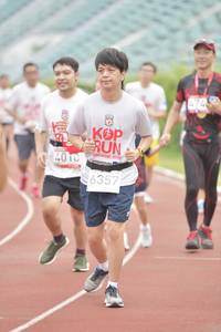 BIB: 400, 6357, 201
                            <button type="button" onclick="openModal(5946143)" class="btn btn-primary btn-sm float-right btn-popup" data-toggle="modal" data-target=".modal-high-quality">
                        <i class="fas fa-shopping-cart"></i> Add to Cart
                    </button>
                                            <button type="button" onclick="isThisMe(5946143, true)" class="btn btn-success btn-sm float-right btn-popup btn-isme hidden" data-toggle="tooltip" data-placement="bottom" title="นี่คือรูปของคุณใช่ไหม คลิกที่นี่เพื่อเอาเข้าอัลบั้ม">
                        <i class="fas fa-plus"></i> Add to album
                    </button>
                    <button type="button" onclick="isThisMe(5946143, false)" class="btn btn-warning btn-sm float-right btn-popup btn-isnotme hidden">
                        <i class="fas fa-ban"></i> Remove from album
                    </button>