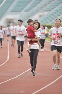 BIB: 201, 5023
                            <button type="button" onclick="openModal(5949755)" class="btn btn-primary btn-sm float-right btn-popup" data-toggle="modal" data-target=".modal-high-quality">
                        <i class="fas fa-shopping-cart"></i> Add to Cart
                    </button>
                                            <button type="button" onclick="isThisMe(5949755, true)" class="btn btn-success btn-sm float-right btn-popup btn-isme hidden" data-toggle="tooltip" data-placement="bottom" title="นี่คือรูปของคุณใช่ไหม คลิกที่นี่เพื่อเอาเข้าอัลบั้ม">
                        <i class="fas fa-plus"></i> Add to album
                    </button>
                    <button type="button" onclick="isThisMe(5949755, false)" class="btn btn-warning btn-sm float-right btn-popup btn-isnotme hidden">
                        <i class="fas fa-ban"></i> Remove from album
                    </button>