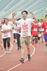 BIB: 2019, 1764, 5580
                            <button type="button" onclick="openModal(5948337)" class="btn btn-primary btn-sm float-right btn-popup" data-toggle="modal" data-target=".modal-high-quality">
                        <i class="fas fa-shopping-cart"></i> Add to Cart
                    </button>
                                            <button type="button" onclick="isThisMe(5948337, true)" class="btn btn-success btn-sm float-right btn-popup btn-isme hidden" data-toggle="tooltip" data-placement="bottom" title="นี่คือรูปของคุณใช่ไหม คลิกที่นี่เพื่อเอาเข้าอัลบั้ม">
                        <i class="fas fa-plus"></i> Add to album
                    </button>
                    <button type="button" onclick="isThisMe(5948337, false)" class="btn btn-warning btn-sm float-right btn-popup btn-isnotme hidden">
                        <i class="fas fa-ban"></i> Remove from album
                    </button>