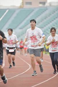 BIB: 1381, 1380
                            <button type="button" onclick="openModal(5950318)" class="btn btn-primary btn-sm float-right btn-popup" data-toggle="modal" data-target=".modal-high-quality">
                        <i class="fas fa-shopping-cart"></i> Add to Cart
                    </button>
                                            <button type="button" onclick="isThisMe(5950318, true)" class="btn btn-success btn-sm float-right btn-popup btn-isme hidden" data-toggle="tooltip" data-placement="bottom" title="นี่คือรูปของคุณใช่ไหม คลิกที่นี่เพื่อเอาเข้าอัลบั้ม">
                        <i class="fas fa-plus"></i> Add to album
                    </button>
                    <button type="button" onclick="isThisMe(5950318, false)" class="btn btn-warning btn-sm float-right btn-popup btn-isnotme hidden">
                        <i class="fas fa-ban"></i> Remove from album
                    </button>