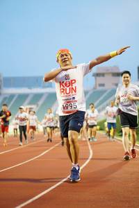 BIB: 201, 2995
                            <button type="button" onclick="openModal(5934535)" class="btn btn-primary btn-sm float-right btn-popup" data-toggle="modal" data-target=".modal-high-quality">
                        <i class="fas fa-shopping-cart"></i> Add to Cart
                    </button>
                                            <button type="button" onclick="isThisMe(5934535, true)" class="btn btn-success btn-sm float-right btn-popup btn-isme hidden" data-toggle="tooltip" data-placement="bottom" title="นี่คือรูปของคุณใช่ไหม คลิกที่นี่เพื่อเอาเข้าอัลบั้ม">
                        <i class="fas fa-plus"></i> Add to album
                    </button>
                    <button type="button" onclick="isThisMe(5934535, false)" class="btn btn-warning btn-sm float-right btn-popup btn-isnotme hidden">
                        <i class="fas fa-ban"></i> Remove from album
                    </button>