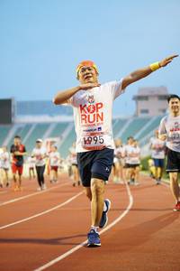 BIB: 2019, 1995, 323
                            <button type="button" onclick="openModal(5934537)" class="btn btn-primary btn-sm float-right btn-popup" data-toggle="modal" data-target=".modal-high-quality">
                        <i class="fas fa-shopping-cart"></i> Add to Cart
                    </button>
                                            <button type="button" onclick="isThisMe(5934537, true)" class="btn btn-success btn-sm float-right btn-popup btn-isme hidden" data-toggle="tooltip" data-placement="bottom" title="นี่คือรูปของคุณใช่ไหม คลิกที่นี่เพื่อเอาเข้าอัลบั้ม">
                        <i class="fas fa-plus"></i> Add to album
                    </button>
                    <button type="button" onclick="isThisMe(5934537, false)" class="btn btn-warning btn-sm float-right btn-popup btn-isnotme hidden">
                        <i class="fas fa-ban"></i> Remove from album
                    </button>