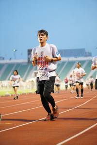 BIB: 8958
                            <button type="button" onclick="openModal(5933940)" class="btn btn-primary btn-sm float-right btn-popup" data-toggle="modal" data-target=".modal-high-quality">
                        <i class="fas fa-shopping-cart"></i> Add to Cart
                    </button>
                                            <button type="button" onclick="isThisMe(5933940, true)" class="btn btn-success btn-sm float-right btn-popup btn-isme hidden" data-toggle="tooltip" data-placement="bottom" title="นี่คือรูปของคุณใช่ไหม คลิกที่นี่เพื่อเอาเข้าอัลบั้ม">
                        <i class="fas fa-plus"></i> Add to album
                    </button>
                    <button type="button" onclick="isThisMe(5933940, false)" class="btn btn-warning btn-sm float-right btn-popup btn-isnotme hidden">
                        <i class="fas fa-ban"></i> Remove from album
                    </button>