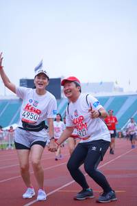 BIB: 4950, 4927
                            <button type="button" onclick="openModal(5966039)" class="btn btn-primary btn-sm float-right btn-popup" data-toggle="modal" data-target=".modal-high-quality">
                        <i class="fas fa-shopping-cart"></i> Add to Cart
                    </button>
                                            <button type="button" onclick="isThisMe(5966039, true)" class="btn btn-success btn-sm float-right btn-popup btn-isme hidden" data-toggle="tooltip" data-placement="bottom" title="นี่คือรูปของคุณใช่ไหม คลิกที่นี่เพื่อเอาเข้าอัลบั้ม">
                        <i class="fas fa-plus"></i> Add to album
                    </button>
                    <button type="button" onclick="isThisMe(5966039, false)" class="btn btn-warning btn-sm float-right btn-popup btn-isnotme hidden">
                        <i class="fas fa-ban"></i> Remove from album
                    </button>