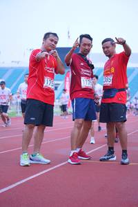 BIB: 385, 117, 175
                            <button type="button" onclick="openModal(5961404)" class="btn btn-primary btn-sm float-right btn-popup" data-toggle="modal" data-target=".modal-high-quality">
                        <i class="fas fa-shopping-cart"></i> Add to Cart
                    </button>
                                            <button type="button" onclick="isThisMe(5961404, true)" class="btn btn-success btn-sm float-right btn-popup btn-isme hidden" data-toggle="tooltip" data-placement="bottom" title="นี่คือรูปของคุณใช่ไหม คลิกที่นี่เพื่อเอาเข้าอัลบั้ม">
                        <i class="fas fa-plus"></i> Add to album
                    </button>
                    <button type="button" onclick="isThisMe(5961404, false)" class="btn btn-warning btn-sm float-right btn-popup btn-isnotme hidden">
                        <i class="fas fa-ban"></i> Remove from album
                    </button>