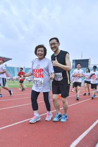 BIB: 916, 900, 7916, 433
                            <button type="button" onclick="openModal(5994190)" class="btn btn-primary btn-sm float-right btn-popup" data-toggle="modal" data-target=".modal-high-quality">
                        <i class="fas fa-shopping-cart"></i> Add to Cart
                    </button>
                                            <button type="button" onclick="isThisMe(5994190, true)" class="btn btn-success btn-sm float-right btn-popup btn-isme hidden" data-toggle="tooltip" data-placement="bottom" title="นี่คือรูปของคุณใช่ไหม คลิกที่นี่เพื่อเอาเข้าอัลบั้ม">
                        <i class="fas fa-plus"></i> Add to album
                    </button>
                    <button type="button" onclick="isThisMe(5994190, false)" class="btn btn-warning btn-sm float-right btn-popup btn-isnotme hidden">
                        <i class="fas fa-ban"></i> Remove from album
                    </button>