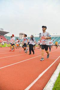 BIB: 2656
                            <button type="button" onclick="openModal(5990338)" class="btn btn-primary btn-sm float-right btn-popup" data-toggle="modal" data-target=".modal-high-quality">
                        <i class="fas fa-shopping-cart"></i> Add to Cart
                    </button>
                                            <button type="button" onclick="isThisMe(5990338, true)" class="btn btn-success btn-sm float-right btn-popup btn-isme hidden" data-toggle="tooltip" data-placement="bottom" title="นี่คือรูปของคุณใช่ไหม คลิกที่นี่เพื่อเอาเข้าอัลบั้ม">
                        <i class="fas fa-plus"></i> Add to album
                    </button>
                    <button type="button" onclick="isThisMe(5990338, false)" class="btn btn-warning btn-sm float-right btn-popup btn-isnotme hidden">
                        <i class="fas fa-ban"></i> Remove from album
                    </button>