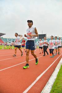 BIB: 985, 4034, 385
                            <button type="button" onclick="openModal(5989424)" class="btn btn-primary btn-sm float-right btn-popup" data-toggle="modal" data-target=".modal-high-quality">
                        <i class="fas fa-shopping-cart"></i> Add to Cart
                    </button>
                                            <button type="button" onclick="isThisMe(5989424, true)" class="btn btn-success btn-sm float-right btn-popup btn-isme hidden" data-toggle="tooltip" data-placement="bottom" title="นี่คือรูปของคุณใช่ไหม คลิกที่นี่เพื่อเอาเข้าอัลบั้ม">
                        <i class="fas fa-plus"></i> Add to album
                    </button>
                    <button type="button" onclick="isThisMe(5989424, false)" class="btn btn-warning btn-sm float-right btn-popup btn-isnotme hidden">
                        <i class="fas fa-ban"></i> Remove from album
                    </button>