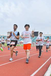 BIB: 4805, 3839, 6073
                            <button type="button" onclick="openModal(5985628)" class="btn btn-primary btn-sm float-right btn-popup" data-toggle="modal" data-target=".modal-high-quality">
                        <i class="fas fa-shopping-cart"></i> Add to Cart
                    </button>
                                            <button type="button" onclick="isThisMe(5985628, true)" class="btn btn-success btn-sm float-right btn-popup btn-isme hidden" data-toggle="tooltip" data-placement="bottom" title="นี่คือรูปของคุณใช่ไหม คลิกที่นี่เพื่อเอาเข้าอัลบั้ม">
                        <i class="fas fa-plus"></i> Add to album
                    </button>
                    <button type="button" onclick="isThisMe(5985628, false)" class="btn btn-warning btn-sm float-right btn-popup btn-isnotme hidden">
                        <i class="fas fa-ban"></i> Remove from album
                    </button>