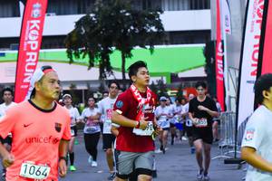 BIB: 1064, 2019
                            <button type="button" onclick="openModal(6080898)" class="btn btn-primary btn-sm float-right btn-popup" data-toggle="modal" data-target=".modal-high-quality">
                        <i class="fas fa-shopping-cart"></i> Add to Cart
                    </button>
                                            <button type="button" onclick="isThisMe(6080898, true)" class="btn btn-success btn-sm float-right btn-popup btn-isme hidden" data-toggle="tooltip" data-placement="bottom" title="นี่คือรูปของคุณใช่ไหม คลิกที่นี่เพื่อเอาเข้าอัลบั้ม">
                        <i class="fas fa-plus"></i> Add to album
                    </button>
                    <button type="button" onclick="isThisMe(6080898, false)" class="btn btn-warning btn-sm float-right btn-popup btn-isnotme hidden">
                        <i class="fas fa-ban"></i> Remove from album
                    </button>