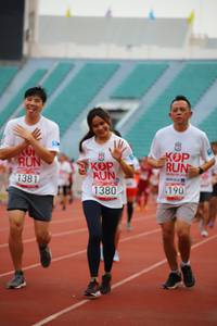 BIB: 1381, 1380, 190
                            <button type="button" onclick="openModal(5949716)" class="btn btn-primary btn-sm float-right btn-popup" data-toggle="modal" data-target=".modal-high-quality">
                        <i class="fas fa-shopping-cart"></i> Add to Cart
                    </button>
                                            <button type="button" onclick="isThisMe(5949716, true)" class="btn btn-success btn-sm float-right btn-popup btn-isme hidden" data-toggle="tooltip" data-placement="bottom" title="นี่คือรูปของคุณใช่ไหม คลิกที่นี่เพื่อเอาเข้าอัลบั้ม">
                        <i class="fas fa-plus"></i> Add to album
                    </button>
                    <button type="button" onclick="isThisMe(5949716, false)" class="btn btn-warning btn-sm float-right btn-popup btn-isnotme hidden">
                        <i class="fas fa-ban"></i> Remove from album
                    </button>