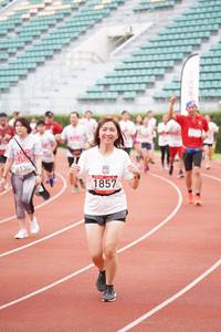 BIB: 8130, 1857
                            <button type="button" onclick="openModal(6021526)" class="btn btn-primary btn-sm float-right btn-popup" data-toggle="modal" data-target=".modal-high-quality">
                        <i class="fas fa-shopping-cart"></i> Add to Cart
                    </button>
                                            <button type="button" onclick="isThisMe(6021526, true)" class="btn btn-success btn-sm float-right btn-popup btn-isme hidden" data-toggle="tooltip" data-placement="bottom" title="นี่คือรูปของคุณใช่ไหม คลิกที่นี่เพื่อเอาเข้าอัลบั้ม">
                        <i class="fas fa-plus"></i> Add to album
                    </button>
                    <button type="button" onclick="isThisMe(6021526, false)" class="btn btn-warning btn-sm float-right btn-popup btn-isnotme hidden">
                        <i class="fas fa-ban"></i> Remove from album
                    </button>