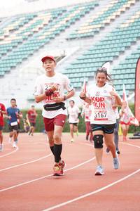 BIB: 3167
                            <button type="button" onclick="openModal(6027592)" class="btn btn-primary btn-sm float-right btn-popup" data-toggle="modal" data-target=".modal-high-quality">
                        <i class="fas fa-shopping-cart"></i> Add to Cart
                    </button>
                                            <button type="button" onclick="isThisMe(6027592, true)" class="btn btn-success btn-sm float-right btn-popup btn-isme hidden" data-toggle="tooltip" data-placement="bottom" title="นี่คือรูปของคุณใช่ไหม คลิกที่นี่เพื่อเอาเข้าอัลบั้ม">
                        <i class="fas fa-plus"></i> Add to album
                    </button>
                    <button type="button" onclick="isThisMe(6027592, false)" class="btn btn-warning btn-sm float-right btn-popup btn-isnotme hidden">
                        <i class="fas fa-ban"></i> Remove from album
                    </button>