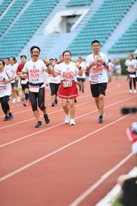 BIB: 708, 4132, 2733
                            <button type="button" onclick="openModal(6005688)" class="btn btn-primary btn-sm float-right btn-popup" data-toggle="modal" data-target=".modal-high-quality">
                        <i class="fas fa-shopping-cart"></i> Add to Cart
                    </button>
                                            <button type="button" onclick="isThisMe(6005688, true)" class="btn btn-success btn-sm float-right btn-popup btn-isme hidden" data-toggle="tooltip" data-placement="bottom" title="นี่คือรูปของคุณใช่ไหม คลิกที่นี่เพื่อเอาเข้าอัลบั้ม">
                        <i class="fas fa-plus"></i> Add to album
                    </button>
                    <button type="button" onclick="isThisMe(6005688, false)" class="btn btn-warning btn-sm float-right btn-popup btn-isnotme hidden">
                        <i class="fas fa-ban"></i> Remove from album
                    </button>