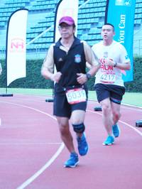 BIB: 4217, 5039
                            <button type="button" onclick="openModal(5930651)" class="btn btn-primary btn-sm float-right btn-popup" data-toggle="modal" data-target=".modal-high-quality">
                        <i class="fas fa-shopping-cart"></i> Add to Cart
                    </button>
                                            <button type="button" onclick="isThisMe(5930651, true)" class="btn btn-success btn-sm float-right btn-popup btn-isme hidden" data-toggle="tooltip" data-placement="bottom" title="นี่คือรูปของคุณใช่ไหม คลิกที่นี่เพื่อเอาเข้าอัลบั้ม">
                        <i class="fas fa-plus"></i> Add to album
                    </button>
                    <button type="button" onclick="isThisMe(5930651, false)" class="btn btn-warning btn-sm float-right btn-popup btn-isnotme hidden">
                        <i class="fas fa-ban"></i> Remove from album
                    </button>