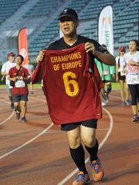 BIB: 7342
                            <button type="button" onclick="openModal(5914512)" class="btn btn-primary btn-sm float-right btn-popup" data-toggle="modal" data-target=".modal-high-quality">
                        <i class="fas fa-shopping-cart"></i> Add to Cart
                    </button>
                                            <button type="button" onclick="isThisMe(5914512, true)" class="btn btn-success btn-sm float-right btn-popup btn-isme hidden" data-toggle="tooltip" data-placement="bottom" title="นี่คือรูปของคุณใช่ไหม คลิกที่นี่เพื่อเอาเข้าอัลบั้ม">
                        <i class="fas fa-plus"></i> Add to album
                    </button>
                    <button type="button" onclick="isThisMe(5914512, false)" class="btn btn-warning btn-sm float-right btn-popup btn-isnotme hidden">
                        <i class="fas fa-ban"></i> Remove from album
                    </button>