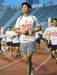 BIB: 4947, 6473, 290
                            <button type="button" onclick="openModal(5915115)" class="btn btn-primary btn-sm float-right btn-popup" data-toggle="modal" data-target=".modal-high-quality">
                        <i class="fas fa-shopping-cart"></i> Add to Cart
                    </button>
                                            <button type="button" onclick="isThisMe(5915115, true)" class="btn btn-success btn-sm float-right btn-popup btn-isme hidden" data-toggle="tooltip" data-placement="bottom" title="นี่คือรูปของคุณใช่ไหม คลิกที่นี่เพื่อเอาเข้าอัลบั้ม">
                        <i class="fas fa-plus"></i> Add to album
                    </button>
                    <button type="button" onclick="isThisMe(5915115, false)" class="btn btn-warning btn-sm float-right btn-popup btn-isnotme hidden">
                        <i class="fas fa-ban"></i> Remove from album
                    </button>