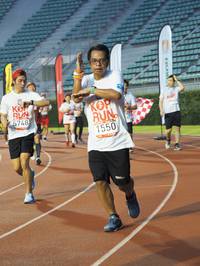 BIB: 5748, 1550
                            <button type="button" onclick="openModal(5913921)" class="btn btn-primary btn-sm float-right btn-popup" data-toggle="modal" data-target=".modal-high-quality">
                        <i class="fas fa-shopping-cart"></i> Add to Cart
                    </button>
                                            <button type="button" onclick="isThisMe(5913921, true)" class="btn btn-success btn-sm float-right btn-popup btn-isme hidden" data-toggle="tooltip" data-placement="bottom" title="นี่คือรูปของคุณใช่ไหม คลิกที่นี่เพื่อเอาเข้าอัลบั้ม">
                        <i class="fas fa-plus"></i> Add to album
                    </button>
                    <button type="button" onclick="isThisMe(5913921, false)" class="btn btn-warning btn-sm float-right btn-popup btn-isnotme hidden">
                        <i class="fas fa-ban"></i> Remove from album
                    </button>