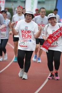 BIB: 026, 962, 3951
                            <button type="button" onclick="openModal(6033506)" class="btn btn-primary btn-sm float-right btn-popup" data-toggle="modal" data-target=".modal-high-quality">
                        <i class="fas fa-shopping-cart"></i> Add to Cart
                    </button>
                                            <button type="button" onclick="isThisMe(6033506, true)" class="btn btn-success btn-sm float-right btn-popup btn-isme hidden" data-toggle="tooltip" data-placement="bottom" title="นี่คือรูปของคุณใช่ไหม คลิกที่นี่เพื่อเอาเข้าอัลบั้ม">
                        <i class="fas fa-plus"></i> Add to album
                    </button>
                    <button type="button" onclick="isThisMe(6033506, false)" class="btn btn-warning btn-sm float-right btn-popup btn-isnotme hidden">
                        <i class="fas fa-ban"></i> Remove from album
                    </button>