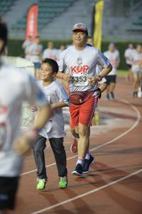 BIB: 6353
                            <button type="button" onclick="openModal(6014085)" class="btn btn-primary btn-sm float-right btn-popup" data-toggle="modal" data-target=".modal-high-quality">
                        <i class="fas fa-shopping-cart"></i> Add to Cart
                    </button>
                                            <button type="button" onclick="isThisMe(6014085, true)" class="btn btn-success btn-sm float-right btn-popup btn-isme hidden" data-toggle="tooltip" data-placement="bottom" title="นี่คือรูปของคุณใช่ไหม คลิกที่นี่เพื่อเอาเข้าอัลบั้ม">
                        <i class="fas fa-plus"></i> Add to album
                    </button>
                    <button type="button" onclick="isThisMe(6014085, false)" class="btn btn-warning btn-sm float-right btn-popup btn-isnotme hidden">
                        <i class="fas fa-ban"></i> Remove from album
                    </button>