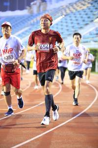 BIB: 654, 6353, 1755
                            <button type="button" onclick="openModal(5940742)" class="btn btn-primary btn-sm float-right btn-popup" data-toggle="modal" data-target=".modal-high-quality">
                        <i class="fas fa-shopping-cart"></i> Add to Cart
                    </button>
                                            <button type="button" onclick="isThisMe(5940742, true)" class="btn btn-success btn-sm float-right btn-popup btn-isme hidden" data-toggle="tooltip" data-placement="bottom" title="นี่คือรูปของคุณใช่ไหม คลิกที่นี่เพื่อเอาเข้าอัลบั้ม">
                        <i class="fas fa-plus"></i> Add to album
                    </button>
                    <button type="button" onclick="isThisMe(5940742, false)" class="btn btn-warning btn-sm float-right btn-popup btn-isnotme hidden">
                        <i class="fas fa-ban"></i> Remove from album
                    </button>