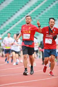 BIB: 3385, 1175
                            <button type="button" onclick="openModal(5886726)" class="btn btn-primary btn-sm float-right btn-popup" data-toggle="modal" data-target=".modal-high-quality">
                        <i class="fas fa-shopping-cart"></i> Add to Cart
                    </button>
                                            <button type="button" onclick="isThisMe(5886726, true)" class="btn btn-success btn-sm float-right btn-popup btn-isme hidden" data-toggle="tooltip" data-placement="bottom" title="นี่คือรูปของคุณใช่ไหม คลิกที่นี่เพื่อเอาเข้าอัลบั้ม">
                        <i class="fas fa-plus"></i> Add to album
                    </button>
                    <button type="button" onclick="isThisMe(5886726, false)" class="btn btn-warning btn-sm float-right btn-popup btn-isnotme hidden">
                        <i class="fas fa-ban"></i> Remove from album
                    </button>