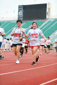 BIB: 6201, 6202
                            <button type="button" onclick="openModal(5885677)" class="btn btn-primary btn-sm float-right btn-popup" data-toggle="modal" data-target=".modal-high-quality">
                        <i class="fas fa-shopping-cart"></i> Add to Cart
                    </button>
                                            <button type="button" onclick="isThisMe(5885677, true)" class="btn btn-success btn-sm float-right btn-popup btn-isme hidden" data-toggle="tooltip" data-placement="bottom" title="นี่คือรูปของคุณใช่ไหม คลิกที่นี่เพื่อเอาเข้าอัลบั้ม">
                        <i class="fas fa-plus"></i> Add to album
                    </button>
                    <button type="button" onclick="isThisMe(5885677, false)" class="btn btn-warning btn-sm float-right btn-popup btn-isnotme hidden">
                        <i class="fas fa-ban"></i> Remove from album
                    </button>