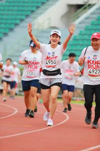 BIB: 4950, 4927, 1582
                            <button type="button" onclick="openModal(5887646)" class="btn btn-primary btn-sm float-right btn-popup" data-toggle="modal" data-target=".modal-high-quality">
                        <i class="fas fa-shopping-cart"></i> Add to Cart
                    </button>
                                            <button type="button" onclick="isThisMe(5887646, true)" class="btn btn-success btn-sm float-right btn-popup btn-isme hidden" data-toggle="tooltip" data-placement="bottom" title="นี่คือรูปของคุณใช่ไหม คลิกที่นี่เพื่อเอาเข้าอัลบั้ม">
                        <i class="fas fa-plus"></i> Add to album
                    </button>
                    <button type="button" onclick="isThisMe(5887646, false)" class="btn btn-warning btn-sm float-right btn-popup btn-isnotme hidden">
                        <i class="fas fa-ban"></i> Remove from album
                    </button>