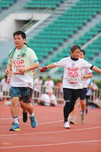 BIB: 2806
                            <button type="button" onclick="openModal(5897560)" class="btn btn-primary btn-sm float-right btn-popup" data-toggle="modal" data-target=".modal-high-quality">
                        <i class="fas fa-shopping-cart"></i> Add to Cart
                    </button>
                                            <button type="button" onclick="isThisMe(5897560, true)" class="btn btn-success btn-sm float-right btn-popup btn-isme hidden" data-toggle="tooltip" data-placement="bottom" title="นี่คือรูปของคุณใช่ไหม คลิกที่นี่เพื่อเอาเข้าอัลบั้ม">
                        <i class="fas fa-plus"></i> Add to album
                    </button>
                    <button type="button" onclick="isThisMe(5897560, false)" class="btn btn-warning btn-sm float-right btn-popup btn-isnotme hidden">
                        <i class="fas fa-ban"></i> Remove from album
                    </button>