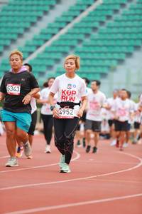 BIB: 5343, 4952
                            <button type="button" onclick="openModal(5898653)" class="btn btn-primary btn-sm float-right btn-popup" data-toggle="modal" data-target=".modal-high-quality">
                        <i class="fas fa-shopping-cart"></i> Add to Cart
                    </button>
                                            <button type="button" onclick="isThisMe(5898653, true)" class="btn btn-success btn-sm float-right btn-popup btn-isme hidden" data-toggle="tooltip" data-placement="bottom" title="นี่คือรูปของคุณใช่ไหม คลิกที่นี่เพื่อเอาเข้าอัลบั้ม">
                        <i class="fas fa-plus"></i> Add to album
                    </button>
                    <button type="button" onclick="isThisMe(5898653, false)" class="btn btn-warning btn-sm float-right btn-popup btn-isnotme hidden">
                        <i class="fas fa-ban"></i> Remove from album
                    </button>