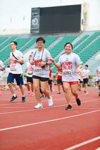 BIB: 6201, 332, 6202
                            <button type="button" onclick="openModal(5885668)" class="btn btn-primary btn-sm float-right btn-popup" data-toggle="modal" data-target=".modal-high-quality">
                        <i class="fas fa-shopping-cart"></i> Add to Cart
                    </button>
                                            <button type="button" onclick="isThisMe(5885668, true)" class="btn btn-success btn-sm float-right btn-popup btn-isme hidden" data-toggle="tooltip" data-placement="bottom" title="นี่คือรูปของคุณใช่ไหม คลิกที่นี่เพื่อเอาเข้าอัลบั้ม">
                        <i class="fas fa-plus"></i> Add to album
                    </button>
                    <button type="button" onclick="isThisMe(5885668, false)" class="btn btn-warning btn-sm float-right btn-popup btn-isnotme hidden">
                        <i class="fas fa-ban"></i> Remove from album
                    </button>