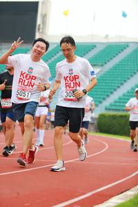 BIB: 5051, 3259
                            <button type="button" onclick="openModal(5894370)" class="btn btn-primary btn-sm float-right btn-popup" data-toggle="modal" data-target=".modal-high-quality">
                        <i class="fas fa-shopping-cart"></i> Add to Cart
                    </button>
                                            <button type="button" onclick="isThisMe(5894370, true)" class="btn btn-success btn-sm float-right btn-popup btn-isme hidden" data-toggle="tooltip" data-placement="bottom" title="นี่คือรูปของคุณใช่ไหม คลิกที่นี่เพื่อเอาเข้าอัลบั้ม">
                        <i class="fas fa-plus"></i> Add to album
                    </button>
                    <button type="button" onclick="isThisMe(5894370, false)" class="btn btn-warning btn-sm float-right btn-popup btn-isnotme hidden">
                        <i class="fas fa-ban"></i> Remove from album
                    </button>