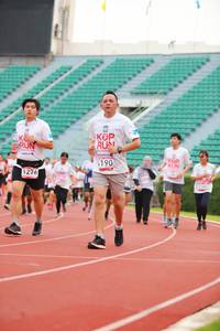 BIB: 190, 1276
                            <button type="button" onclick="openModal(5894534)" class="btn btn-primary btn-sm float-right btn-popup" data-toggle="modal" data-target=".modal-high-quality">
                        <i class="fas fa-shopping-cart"></i> Add to Cart
                    </button>
                                            <button type="button" onclick="isThisMe(5894534, true)" class="btn btn-success btn-sm float-right btn-popup btn-isme hidden" data-toggle="tooltip" data-placement="bottom" title="นี่คือรูปของคุณใช่ไหม คลิกที่นี่เพื่อเอาเข้าอัลบั้ม">
                        <i class="fas fa-plus"></i> Add to album
                    </button>
                    <button type="button" onclick="isThisMe(5894534, false)" class="btn btn-warning btn-sm float-right btn-popup btn-isnotme hidden">
                        <i class="fas fa-ban"></i> Remove from album
                    </button>