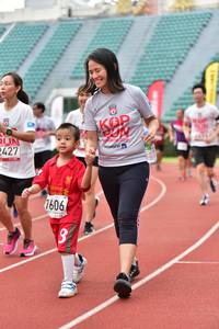 BIB: 427, 7606
                            <button type="button" onclick="openModal(6105397)" class="btn btn-primary btn-sm float-right btn-popup" data-toggle="modal" data-target=".modal-high-quality">
                        <i class="fas fa-shopping-cart"></i> Add to Cart
                    </button>
                                            <button type="button" onclick="isThisMe(6105397, true)" class="btn btn-success btn-sm float-right btn-popup btn-isme hidden" data-toggle="tooltip" data-placement="bottom" title="นี่คือรูปของคุณใช่ไหม คลิกที่นี่เพื่อเอาเข้าอัลบั้ม">
                        <i class="fas fa-plus"></i> Add to album
                    </button>
                    <button type="button" onclick="isThisMe(6105397, false)" class="btn btn-warning btn-sm float-right btn-popup btn-isnotme hidden">
                        <i class="fas fa-ban"></i> Remove from album
                    </button>