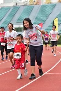 BIB: 414, 2018, 2427, 7606
                            <button type="button" onclick="openModal(6105395)" class="btn btn-primary btn-sm float-right btn-popup" data-toggle="modal" data-target=".modal-high-quality">
                        <i class="fas fa-shopping-cart"></i> Add to Cart
                    </button>
                                            <button type="button" onclick="isThisMe(6105395, true)" class="btn btn-success btn-sm float-right btn-popup btn-isme hidden" data-toggle="tooltip" data-placement="bottom" title="นี่คือรูปของคุณใช่ไหม คลิกที่นี่เพื่อเอาเข้าอัลบั้ม">
                        <i class="fas fa-plus"></i> Add to album
                    </button>
                    <button type="button" onclick="isThisMe(6105395, false)" class="btn btn-warning btn-sm float-right btn-popup btn-isnotme hidden">
                        <i class="fas fa-ban"></i> Remove from album
                    </button>