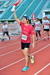 BIB: 4173, 2374, 6622
                            <button type="button" onclick="openModal(6078752)" class="btn btn-primary btn-sm float-right btn-popup" data-toggle="modal" data-target=".modal-high-quality">
                        <i class="fas fa-shopping-cart"></i> Add to Cart
                    </button>
                                            <button type="button" onclick="isThisMe(6078752, true)" class="btn btn-success btn-sm float-right btn-popup btn-isme hidden" data-toggle="tooltip" data-placement="bottom" title="นี่คือรูปของคุณใช่ไหม คลิกที่นี่เพื่อเอาเข้าอัลบั้ม">
                        <i class="fas fa-plus"></i> Add to album
                    </button>
                    <button type="button" onclick="isThisMe(6078752, false)" class="btn btn-warning btn-sm float-right btn-popup btn-isnotme hidden">
                        <i class="fas fa-ban"></i> Remove from album
                    </button>