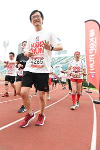 BIB: 209, 4265, 5820
                            <button type="button" onclick="openModal(6017311)" class="btn btn-primary btn-sm float-right btn-popup" data-toggle="modal" data-target=".modal-high-quality">
                        <i class="fas fa-shopping-cart"></i> Add to Cart
                    </button>
                                            <button type="button" onclick="isThisMe(6017311, true)" class="btn btn-success btn-sm float-right btn-popup btn-isme hidden" data-toggle="tooltip" data-placement="bottom" title="นี่คือรูปของคุณใช่ไหม คลิกที่นี่เพื่อเอาเข้าอัลบั้ม">
                        <i class="fas fa-plus"></i> Add to album
                    </button>
                    <button type="button" onclick="isThisMe(6017311, false)" class="btn btn-warning btn-sm float-right btn-popup btn-isnotme hidden">
                        <i class="fas fa-ban"></i> Remove from album
                    </button>