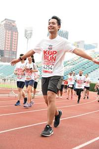 BIB: 4254, 4476
                            <button type="button" onclick="openModal(6017260)" class="btn btn-primary btn-sm float-right btn-popup" data-toggle="modal" data-target=".modal-high-quality">
                        <i class="fas fa-shopping-cart"></i> Add to Cart
                    </button>
                                            <button type="button" onclick="isThisMe(6017260, true)" class="btn btn-success btn-sm float-right btn-popup btn-isme hidden" data-toggle="tooltip" data-placement="bottom" title="นี่คือรูปของคุณใช่ไหม คลิกที่นี่เพื่อเอาเข้าอัลบั้ม">
                        <i class="fas fa-plus"></i> Add to album
                    </button>
                    <button type="button" onclick="isThisMe(6017260, false)" class="btn btn-warning btn-sm float-right btn-popup btn-isnotme hidden">
                        <i class="fas fa-ban"></i> Remove from album
                    </button>