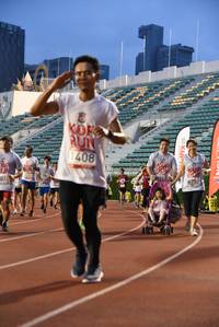 BIB: 1408, 513
                            <button type="button" onclick="openModal(6005499)" class="btn btn-primary btn-sm float-right btn-popup" data-toggle="modal" data-target=".modal-high-quality">
                        <i class="fas fa-shopping-cart"></i> Add to Cart
                    </button>
                                            <button type="button" onclick="isThisMe(6005499, true)" class="btn btn-success btn-sm float-right btn-popup btn-isme hidden" data-toggle="tooltip" data-placement="bottom" title="นี่คือรูปของคุณใช่ไหม คลิกที่นี่เพื่อเอาเข้าอัลบั้ม">
                        <i class="fas fa-plus"></i> Add to album
                    </button>
                    <button type="button" onclick="isThisMe(6005499, false)" class="btn btn-warning btn-sm float-right btn-popup btn-isnotme hidden">
                        <i class="fas fa-ban"></i> Remove from album
                    </button>