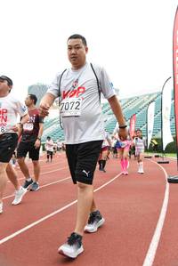 BIB: 7072, 1892
                            <button type="button" onclick="openModal(6011394)" class="btn btn-primary btn-sm float-right btn-popup" data-toggle="modal" data-target=".modal-high-quality">
                        <i class="fas fa-shopping-cart"></i> Add to Cart
                    </button>
                                            <button type="button" onclick="isThisMe(6011394, true)" class="btn btn-success btn-sm float-right btn-popup btn-isme hidden" data-toggle="tooltip" data-placement="bottom" title="นี่คือรูปของคุณใช่ไหม คลิกที่นี่เพื่อเอาเข้าอัลบั้ม">
                        <i class="fas fa-plus"></i> Add to album
                    </button>
                    <button type="button" onclick="isThisMe(6011394, false)" class="btn btn-warning btn-sm float-right btn-popup btn-isnotme hidden">
                        <i class="fas fa-ban"></i> Remove from album
                    </button>