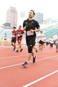 BIB: 206
                            <button type="button" onclick="openModal(6013273)" class="btn btn-primary btn-sm float-right btn-popup" data-toggle="modal" data-target=".modal-high-quality">
                        <i class="fas fa-shopping-cart"></i> Add to Cart
                    </button>
                                            <button type="button" onclick="isThisMe(6013273, true)" class="btn btn-success btn-sm float-right btn-popup btn-isme hidden" data-toggle="tooltip" data-placement="bottom" title="นี่คือรูปของคุณใช่ไหม คลิกที่นี่เพื่อเอาเข้าอัลบั้ม">
                        <i class="fas fa-plus"></i> Add to album
                    </button>
                    <button type="button" onclick="isThisMe(6013273, false)" class="btn btn-warning btn-sm float-right btn-popup btn-isnotme hidden">
                        <i class="fas fa-ban"></i> Remove from album
                    </button>