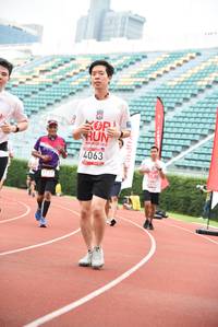 BIB: 4063, 290
                            <button type="button" onclick="openModal(6017968)" class="btn btn-primary btn-sm float-right btn-popup" data-toggle="modal" data-target=".modal-high-quality">
                        <i class="fas fa-shopping-cart"></i> Add to Cart
                    </button>
                                            <button type="button" onclick="isThisMe(6017968, true)" class="btn btn-success btn-sm float-right btn-popup btn-isme hidden" data-toggle="tooltip" data-placement="bottom" title="นี่คือรูปของคุณใช่ไหม คลิกที่นี่เพื่อเอาเข้าอัลบั้ม">
                        <i class="fas fa-plus"></i> Add to album
                    </button>
                    <button type="button" onclick="isThisMe(6017968, false)" class="btn btn-warning btn-sm float-right btn-popup btn-isnotme hidden">
                        <i class="fas fa-ban"></i> Remove from album
                    </button>