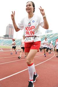 BIB: 019, 3047, 828
                            <button type="button" onclick="openModal(6011361)" class="btn btn-primary btn-sm float-right btn-popup" data-toggle="modal" data-target=".modal-high-quality">
                        <i class="fas fa-shopping-cart"></i> Add to Cart
                    </button>
                                            <button type="button" onclick="isThisMe(6011361, true)" class="btn btn-success btn-sm float-right btn-popup btn-isme hidden" data-toggle="tooltip" data-placement="bottom" title="นี่คือรูปของคุณใช่ไหม คลิกที่นี่เพื่อเอาเข้าอัลบั้ม">
                        <i class="fas fa-plus"></i> Add to album
                    </button>
                    <button type="button" onclick="isThisMe(6011361, false)" class="btn btn-warning btn-sm float-right btn-popup btn-isnotme hidden">
                        <i class="fas fa-ban"></i> Remove from album
                    </button>