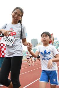 BIB: 8868
                            <button type="button" onclick="openModal(6011390)" class="btn btn-primary btn-sm float-right btn-popup" data-toggle="modal" data-target=".modal-high-quality">
                        <i class="fas fa-shopping-cart"></i> Add to Cart
                    </button>
                                            <button type="button" onclick="isThisMe(6011390, true)" class="btn btn-success btn-sm float-right btn-popup btn-isme hidden" data-toggle="tooltip" data-placement="bottom" title="นี่คือรูปของคุณใช่ไหม คลิกที่นี่เพื่อเอาเข้าอัลบั้ม">
                        <i class="fas fa-plus"></i> Add to album
                    </button>
                    <button type="button" onclick="isThisMe(6011390, false)" class="btn btn-warning btn-sm float-right btn-popup btn-isnotme hidden">
                        <i class="fas fa-ban"></i> Remove from album
                    </button>