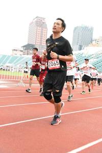 BIB: 2065, 584
                            <button type="button" onclick="openModal(6013276)" class="btn btn-primary btn-sm float-right btn-popup" data-toggle="modal" data-target=".modal-high-quality">
                        <i class="fas fa-shopping-cart"></i> Add to Cart
                    </button>
                                            <button type="button" onclick="isThisMe(6013276, true)" class="btn btn-success btn-sm float-right btn-popup btn-isme hidden" data-toggle="tooltip" data-placement="bottom" title="นี่คือรูปของคุณใช่ไหม คลิกที่นี่เพื่อเอาเข้าอัลบั้ม">
                        <i class="fas fa-plus"></i> Add to album
                    </button>
                    <button type="button" onclick="isThisMe(6013276, false)" class="btn btn-warning btn-sm float-right btn-popup btn-isnotme hidden">
                        <i class="fas fa-ban"></i> Remove from album
                    </button>