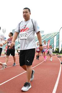 BIB: 7072, 495
                            <button type="button" onclick="openModal(6011414)" class="btn btn-primary btn-sm float-right btn-popup" data-toggle="modal" data-target=".modal-high-quality">
                        <i class="fas fa-shopping-cart"></i> Add to Cart
                    </button>
                                            <button type="button" onclick="isThisMe(6011414, true)" class="btn btn-success btn-sm float-right btn-popup btn-isme hidden" data-toggle="tooltip" data-placement="bottom" title="นี่คือรูปของคุณใช่ไหม คลิกที่นี่เพื่อเอาเข้าอัลบั้ม">
                        <i class="fas fa-plus"></i> Add to album
                    </button>
                    <button type="button" onclick="isThisMe(6011414, false)" class="btn btn-warning btn-sm float-right btn-popup btn-isnotme hidden">
                        <i class="fas fa-ban"></i> Remove from album
                    </button>