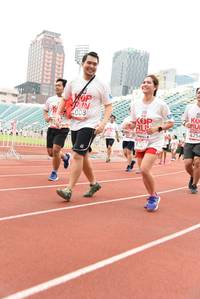 BIB: 4008, 425, 507
                            <button type="button" onclick="openModal(6017254)" class="btn btn-primary btn-sm float-right btn-popup" data-toggle="modal" data-target=".modal-high-quality">
                        <i class="fas fa-shopping-cart"></i> Add to Cart
                    </button>
                                            <button type="button" onclick="isThisMe(6017254, true)" class="btn btn-success btn-sm float-right btn-popup btn-isme hidden" data-toggle="tooltip" data-placement="bottom" title="นี่คือรูปของคุณใช่ไหม คลิกที่นี่เพื่อเอาเข้าอัลบั้ม">
                        <i class="fas fa-plus"></i> Add to album
                    </button>
                    <button type="button" onclick="isThisMe(6017254, false)" class="btn btn-warning btn-sm float-right btn-popup btn-isnotme hidden">
                        <i class="fas fa-ban"></i> Remove from album
                    </button>